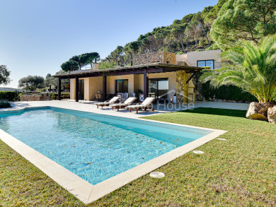 Descubre esta excepcional villa de lujo en Aiguablava, Begur. Privacidad sin igual en una urbanización de acceso restringido.