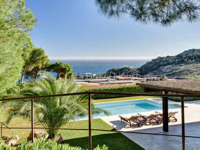 Descubre esta excepcional villa de lujo en Aiguablava, Begur. Privacidad sin igual en una urbanización de acceso restringido.