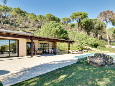 Découvrez cette villa exceptionnelle de luxe à Aiguablava, Begur. Intimité maximale dans une urbanisation exclusive.