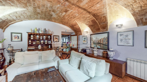 Casa Rústica Reformada en Venta en Begur, Costa Brava