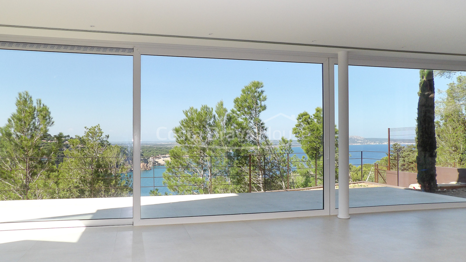Moderna casa de diseño en venta en Begur Sa Riera, con impresionantes vistas al mar y piscina