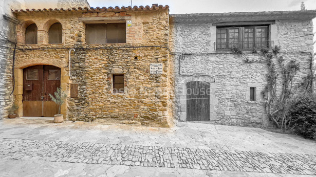 Casa histórica de piedra en venta en Peratallada