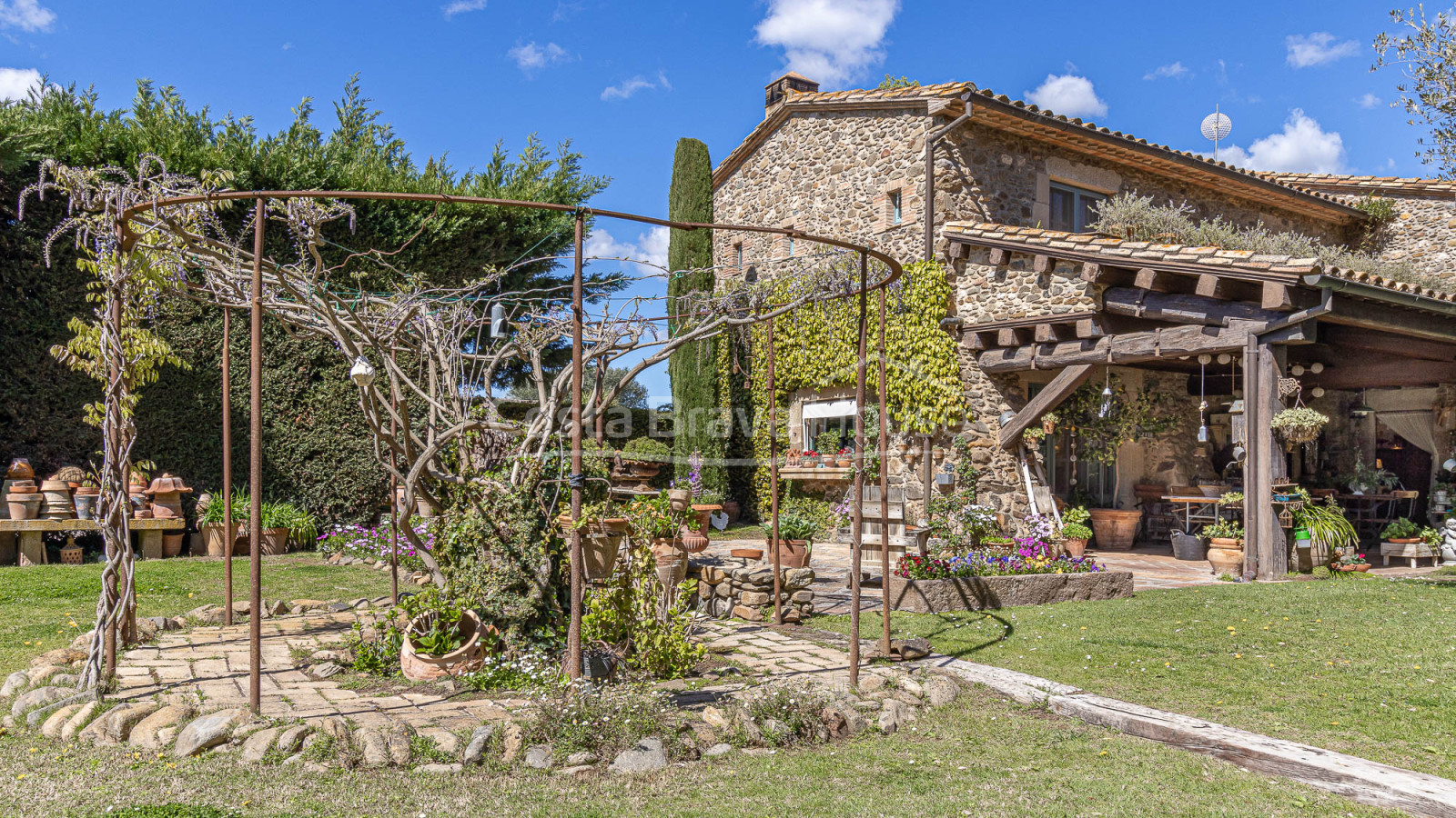 Masía Lujo Cruilles, Baix Empordà