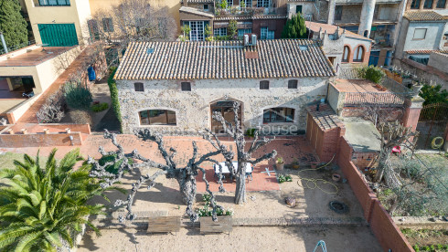 Casa de Pueblo Reformada en Corçà con Jardín y Piscina
