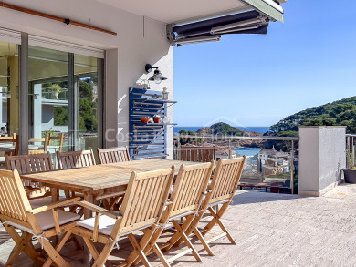 Duplex de luxe à vendre à Sa Tuna, Begur: Confort et vues sur la mer avec terrasse exclusive et garage.