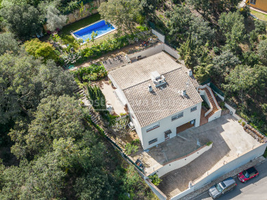 Vil·la contemporània exclusiva en venda a Begur amb jardí i piscina privada