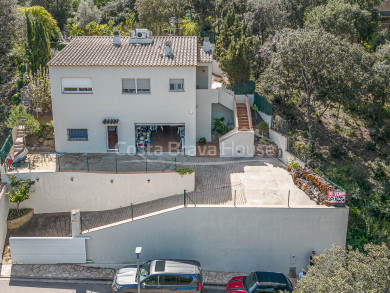 Exclusieve eigentijdse villa te koop in Begur met tuin en privézwembad
