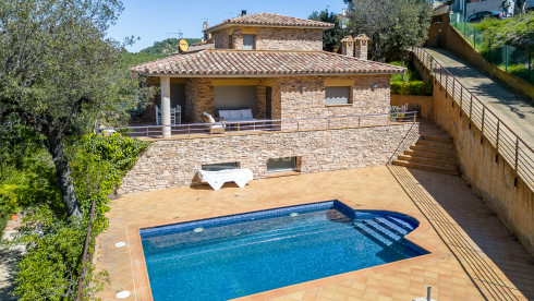 Casa con jardín y piscina en venta en urbanización cercana a Begur