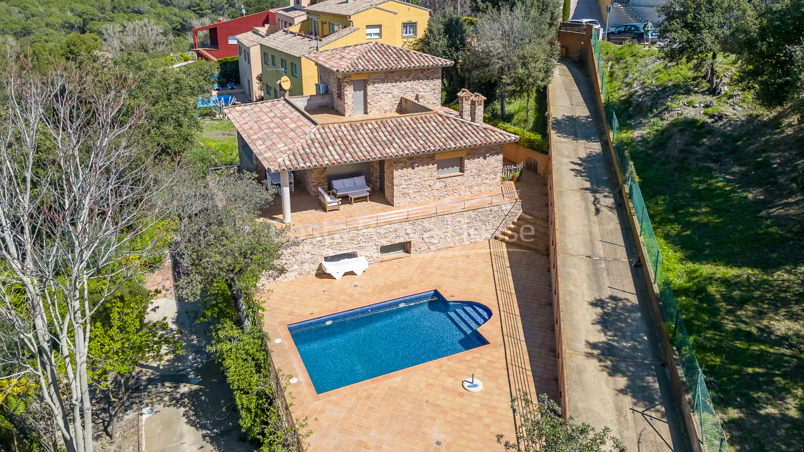 Casa con jardín y piscina en venta en urbanización cercana a Begur