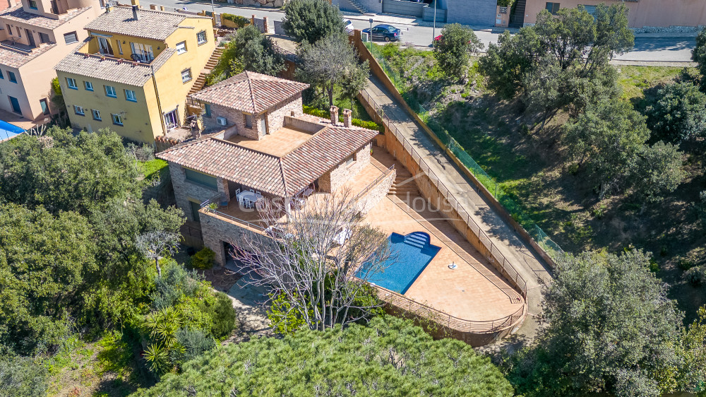 Casa con jardín y piscina en venta en urbanización cercana a Begur