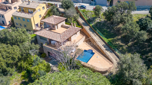 Casa con jardín y piscina en venta en urbanización cercana a Begur