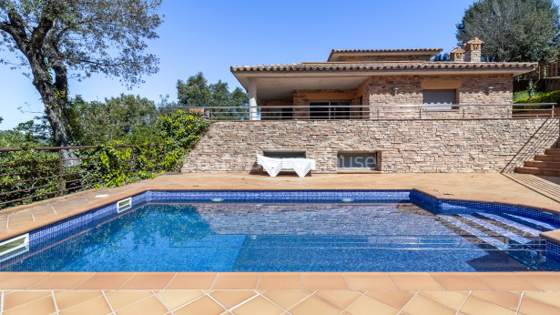 Casa con jardín y piscina en venta en urbanización cercana a Begur