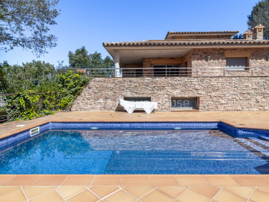 House with garden and pool for sale in urbanization near Begur