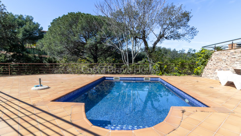 Casa con jardín y piscina en venta en urbanización cercana a Begur