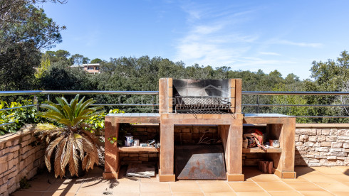 Casa amb jardí i piscina en venda en urbanització propera a Begur