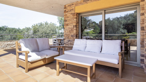 Casa amb jardí i piscina en venda en urbanització propera a Begur