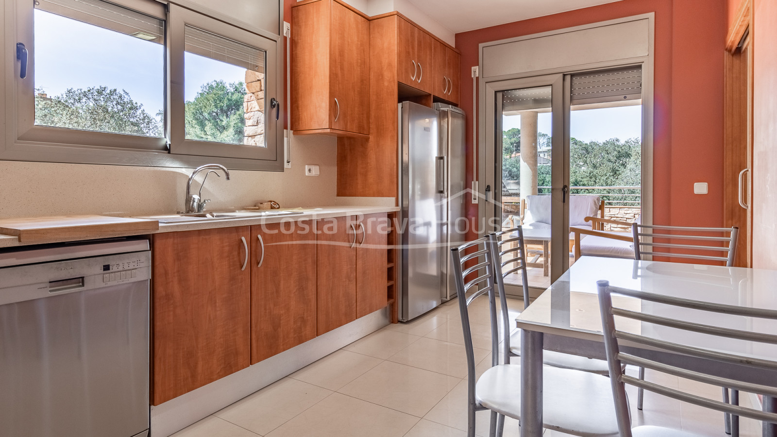 Casa con jardín y piscina en venta en urbanización cercana a Begur