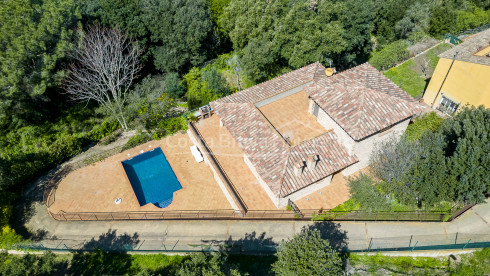 Casa con jardín y piscina en venta en urbanización cercana a Begur