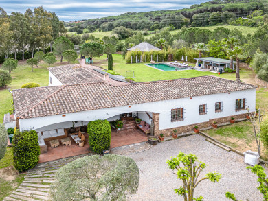 Luxurious estate of 2 hectares for sale in Costa Brava with pool and gardens, potential for equestrian activities