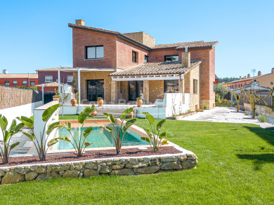 Chalet de luxe neuf à Vall llobrega avec jardin et piscine privée. Meublé et équipé.