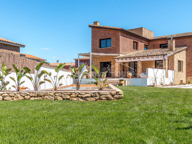 Chalet de luxe neuf à Vall llobrega avec jardin et piscine privée. Meublé et équipé.