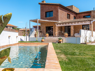 Xalet de luxe nou a estrenar a Vall llobrega amb jardí i piscina privada. Moblat i equipat.