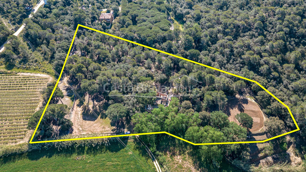 Finca en venda entre Esclanyà i Begur amb masia en construcció