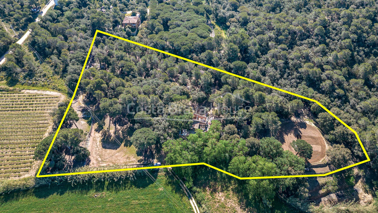 Landgoed te koop tussen Esclanyà en Begur met een landhuis (masia) in aanbouw