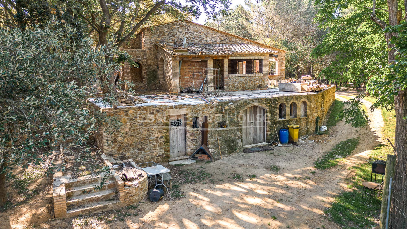 Landgoed te koop tussen Esclanyà en Begur met een landhuis (masia) in aanbouw