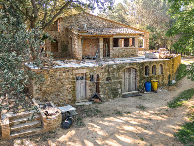 Landgoed van 2 hectare tussen Esclanyà en Begur met een masia in aanbouw en een prachtige natuurlijke omgeving.