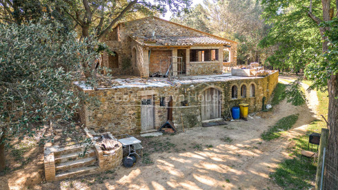 Landgoed te koop tussen Esclanyà en Begur met een landhuis (masia) in aanbouw
