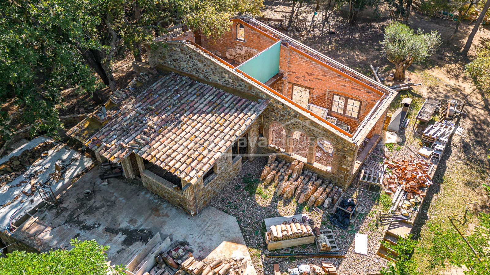 Finca en venda entre Esclanyà i Begur amb masia en construcció