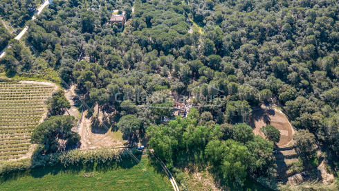 Landgoed te koop tussen Esclanyà en Begur met een landhuis (masia) in aanbouw