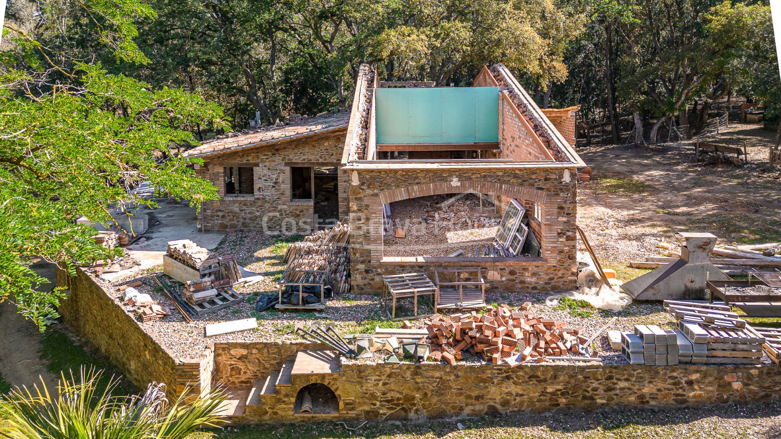 Landgoed te koop tussen Esclanyà en Begur met een landhuis (masia) in aanbouw