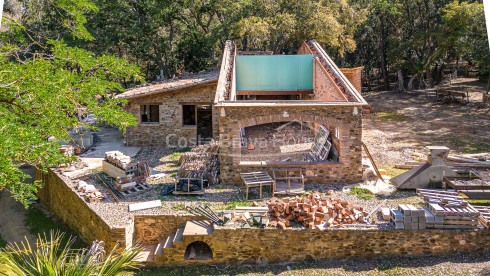 Landgoed te koop tussen Esclanyà en Begur met een landhuis (masia) in aanbouw