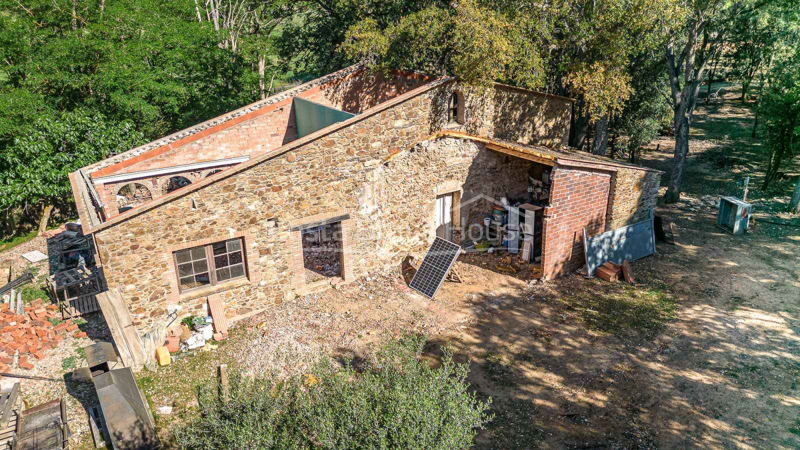 Finca en venda entre Esclanyà i Begur amb masia en construcció