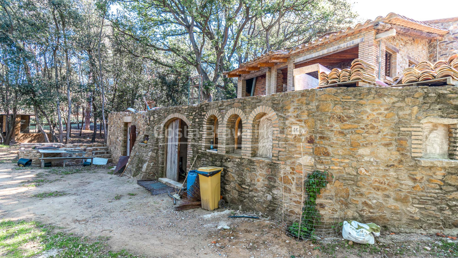 Landgoed te koop tussen Esclanyà en Begur met een landhuis (masia) in aanbouw