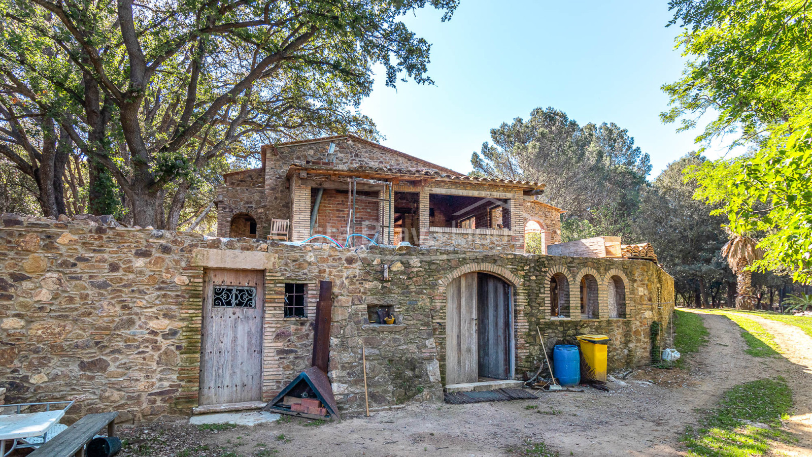 Landgoed te koop tussen Esclanyà en Begur met een landhuis (masia) in aanbouw