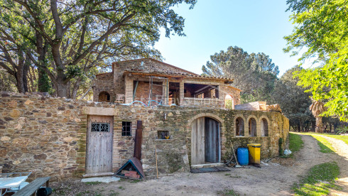 Landgoed te koop tussen Esclanyà en Begur met een landhuis (masia) in aanbouw