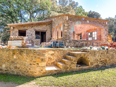 Finca de 2 hectàrees entre Esclanyà i Begur amb masia en construcció i entorn natural de gran bellesa.