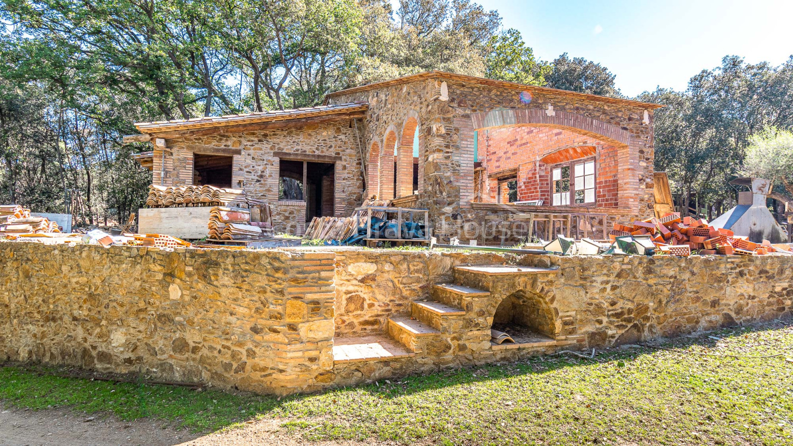 Landgoed te koop tussen Esclanyà en Begur met een landhuis (masia) in aanbouw
