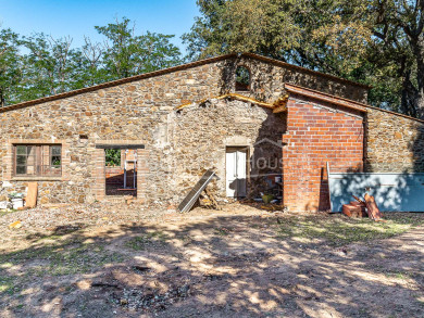 Finca de 2 hectàrees entre Esclanyà i Begur amb masia en construcció i entorn natural de gran bellesa.
