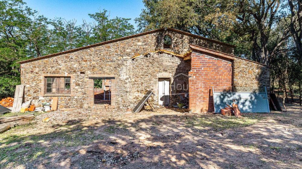 Landgoed te koop tussen Esclanyà en Begur met een landhuis (masia) in aanbouw