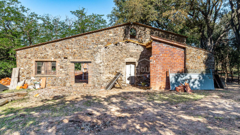 Landgoed te koop tussen Esclanyà en Begur met een landhuis (masia) in aanbouw