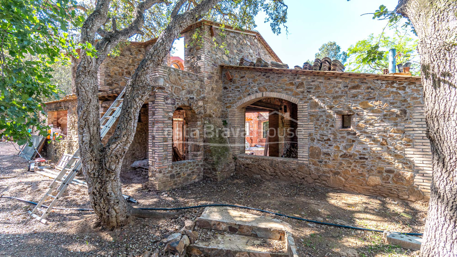 Landgoed te koop tussen Esclanyà en Begur met een landhuis (masia) in aanbouw