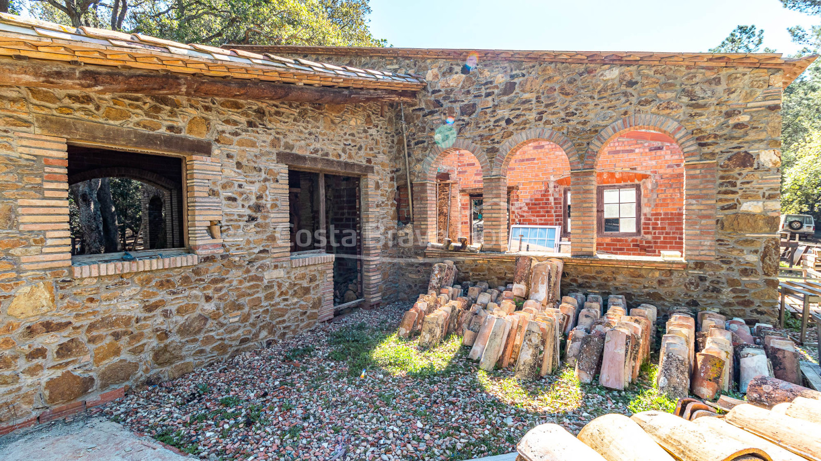 Landgoed te koop tussen Esclanyà en Begur met een landhuis (masia) in aanbouw