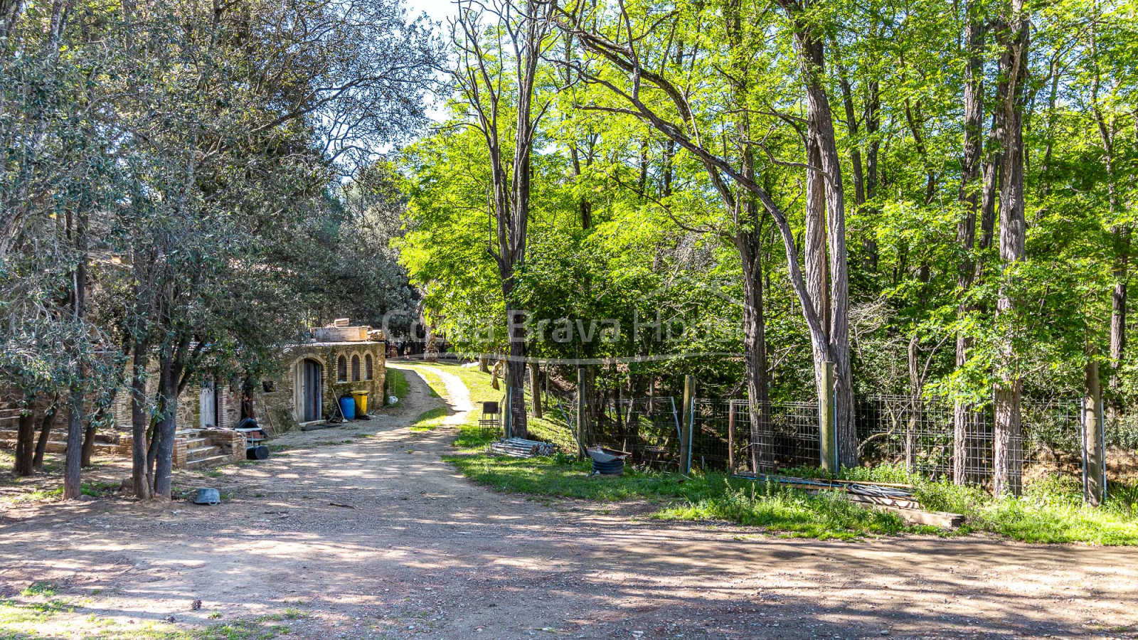 Landgoed te koop tussen Esclanyà en Begur met een landhuis (masia) in aanbouw