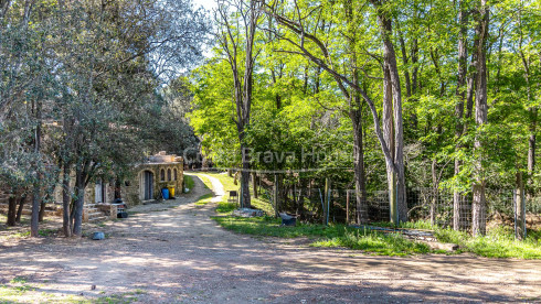 Landgoed te koop tussen Esclanyà en Begur met een landhuis (masia) in aanbouw