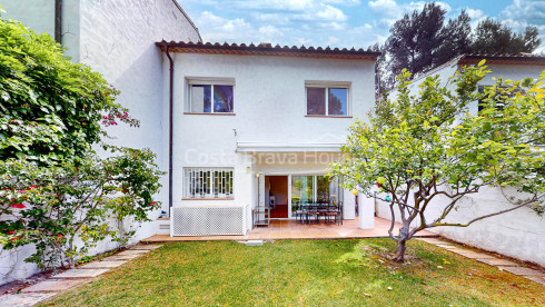 Casa adossada en venda a Tamariu, a prop de la platja