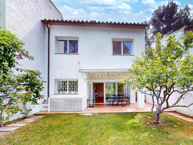Charming townhouse in Tamariu, 15 min from the beach, with garden and pool